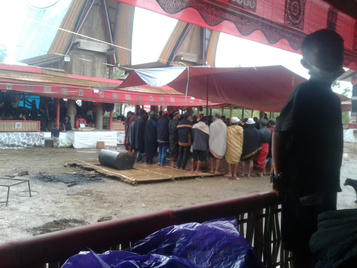 Tarian Ma'badong (Kegiatan Rambu Solo')